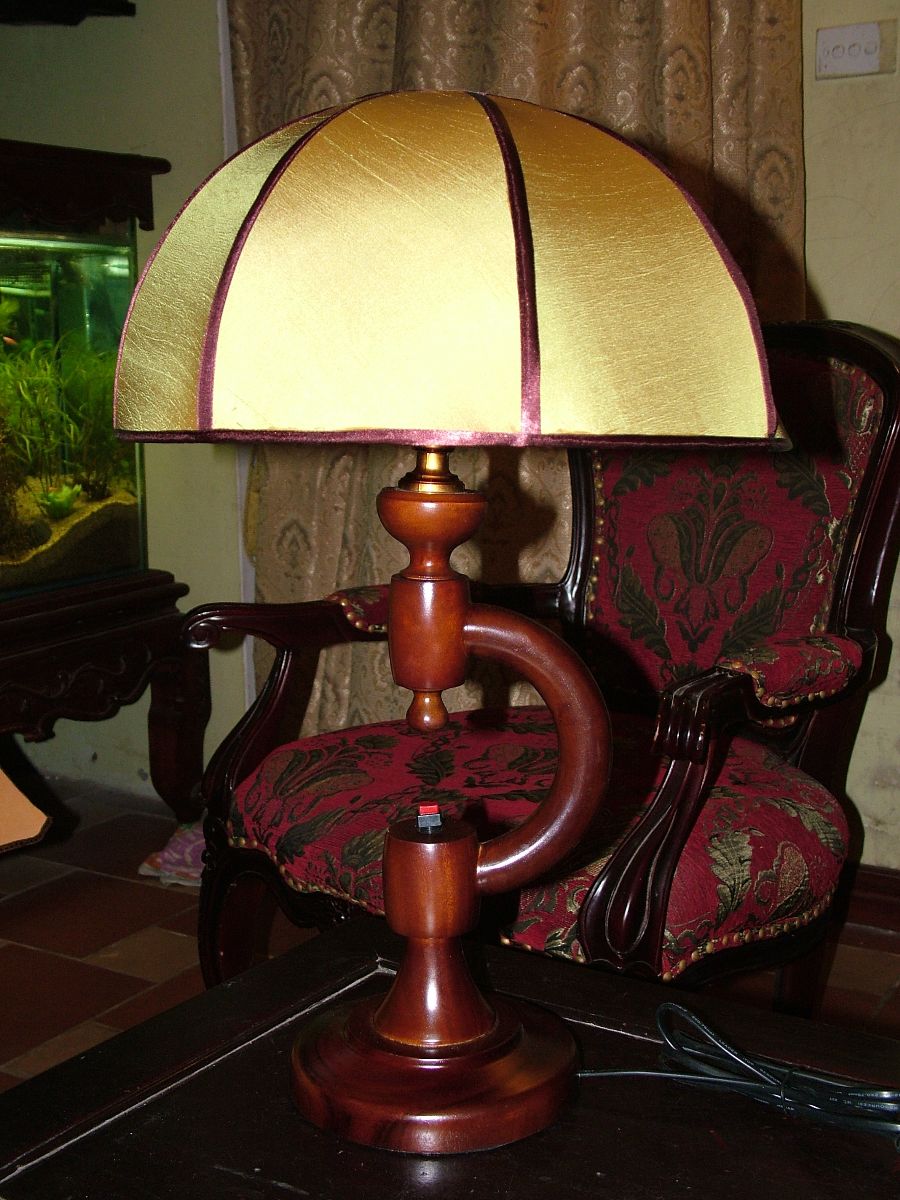 Sử dụng ánh sáng đèn bàn kích hoạt vận may trong nhà